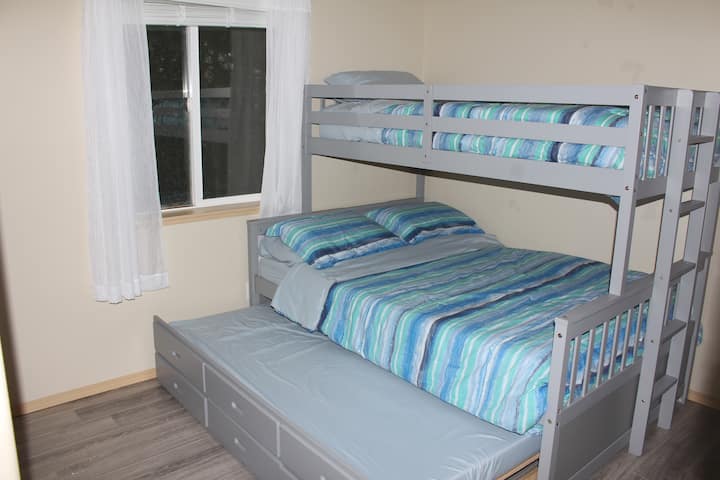 Chumba cha kulala cha 2 na kitanda cha bunk - pacha juu ya kitanda kamili na trundle pacha chini.