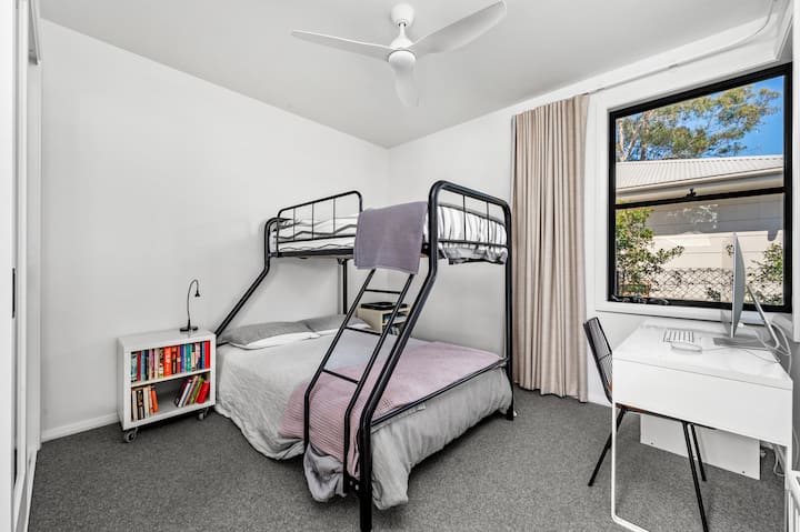 חדר שינה 2 עם משולש ועבודה מהבית/שולחן העבודה