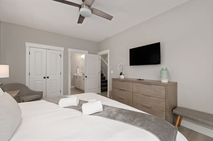 Baydream Believer, נווה מדבר מפואר עם 7 חדרי שינה בחוף קורולה. עם רציף פרטי, בריכה וג'קוזי. חופשה משפחתית מושלמת - מאת Rather Be Properties