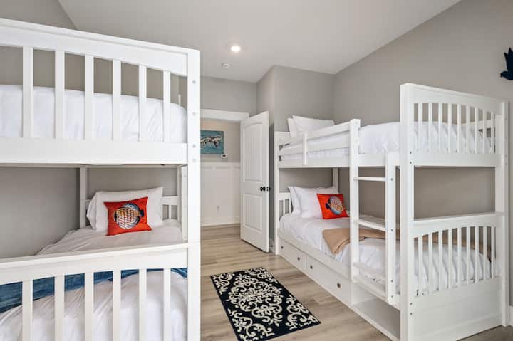 Baydream Believer, נווה מדבר מפואר עם 7 חדרי שינה בחוף קורולה. עם רציף פרטי, בריכה וג'קוזי. חופשה משפחתית מושלמת - מאת Rather Be Properties