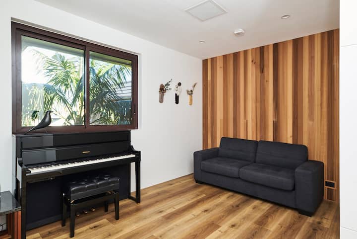 Chumba cha Piano kilicho na sehemu ya kufanyia kazi iliyo na vifaa kamili na kitanda cha sofa cha ukubwa wa Malkia.