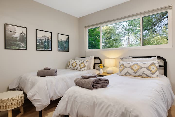 Ორადგილიანი ოთახი საკმარისი სათავსოთი და მეტი ბუნებით ფანჯრიდან.