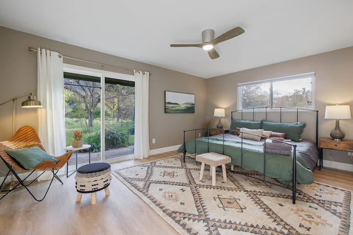 Დაისვენეთ ბუნებრივ სინათლით სავსე ოსტატში მეფესთან ერთად, რომელიც იხსნება კერძო, ხეებით სავსე მოედნებზე. Სააბაზანოსა და ორადგილიან კარადასთან მისასვლელი გზა მოსახერხებელი და ფუნქციონალურია. 