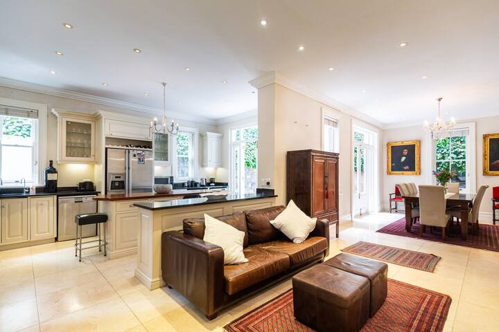 Victorian Mansion/Tamboerskloof gallery image 3