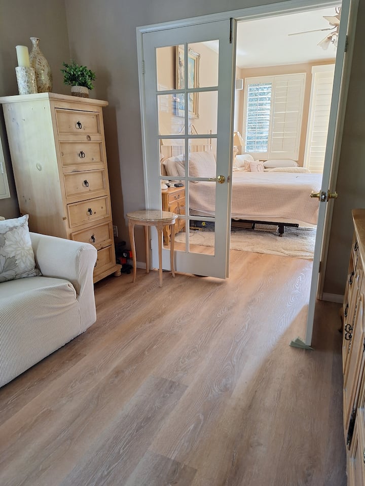 მოსასვენებელი სივრცე მთავარი ფლიგელის გარეთ გასაშლელი დივნით