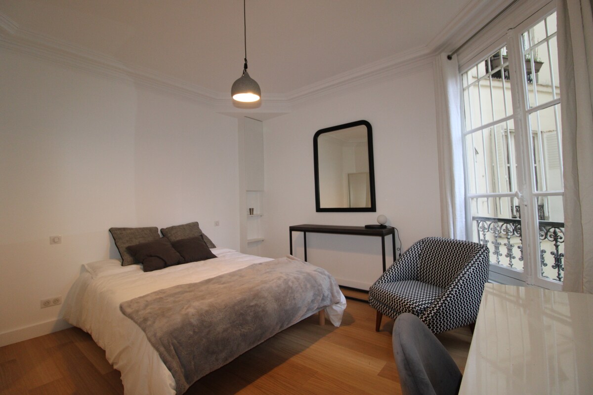 საძინებელი 1, გადაჰყურებს ძალიან მშვიდ შიდა შიდა ეზოს