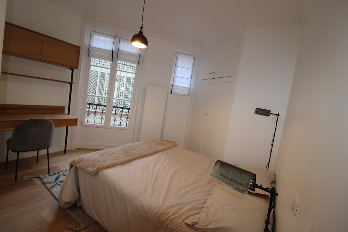 საძინებელი 2, გადაჰყურებს ძალიან მშვიდ შიდა ეზოს