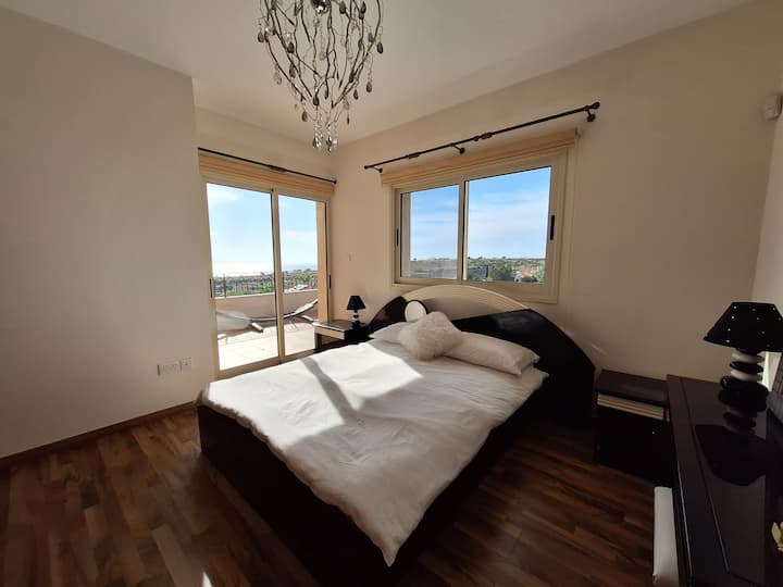 quarto 3 com acesso ao pátio e assentos