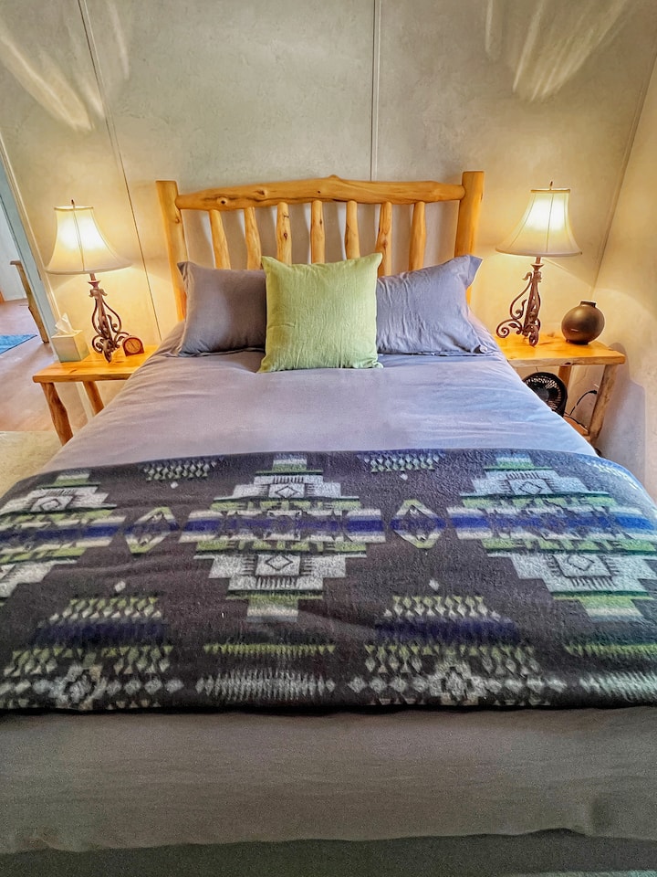 Dormitorio #2: Acogedora zona para dormir con sábanas de algodón 100%, edredón de plumas, mantas de alpacas, unidades de aromaterapia con aceite esencial, ventilador de techo y ventilador independiente disponibles. Armario espacioso en la esquina izquierda de la habitación (esquina inferior izquierda).