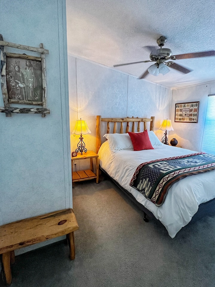 Dormitorio #1: Acogedora zona para dormir con sábanas de algodón 100%, edredón de plumas, mantas de alpacas, unidades de aromaterapia con aceite esencial, ventilador de techo y ventilador independiente disponibles. Armario espacioso a la izquierda de la cama.