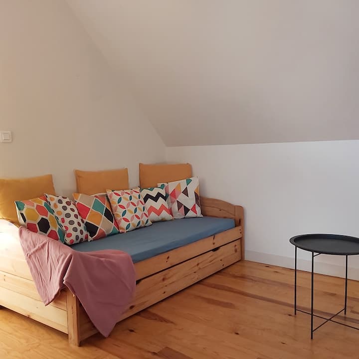 Ontspanningsruimte met tv , die verandert in een slaapkamer dankzij het uitschuifbed voor 2 bedden in 90 x 190 indien nodig. 