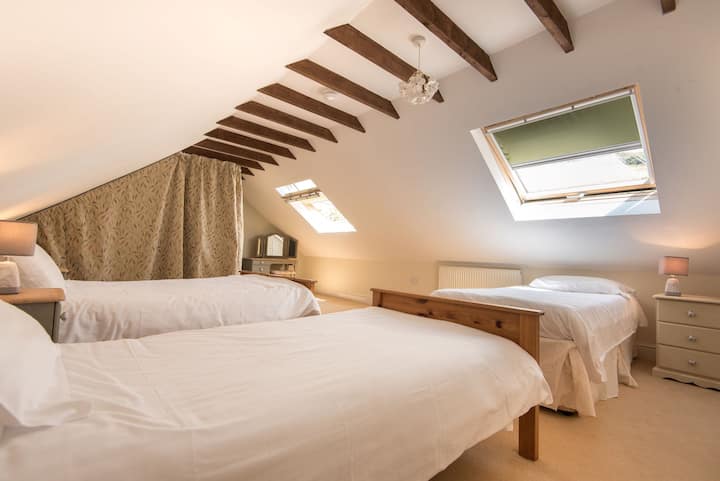 חדר שינה בקומה הראשונה, מיטה זוגית, 2 מיטות יחיד