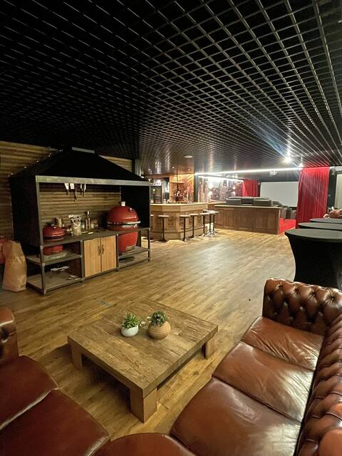 Mancave/Womencave met BBQ, bar en bios