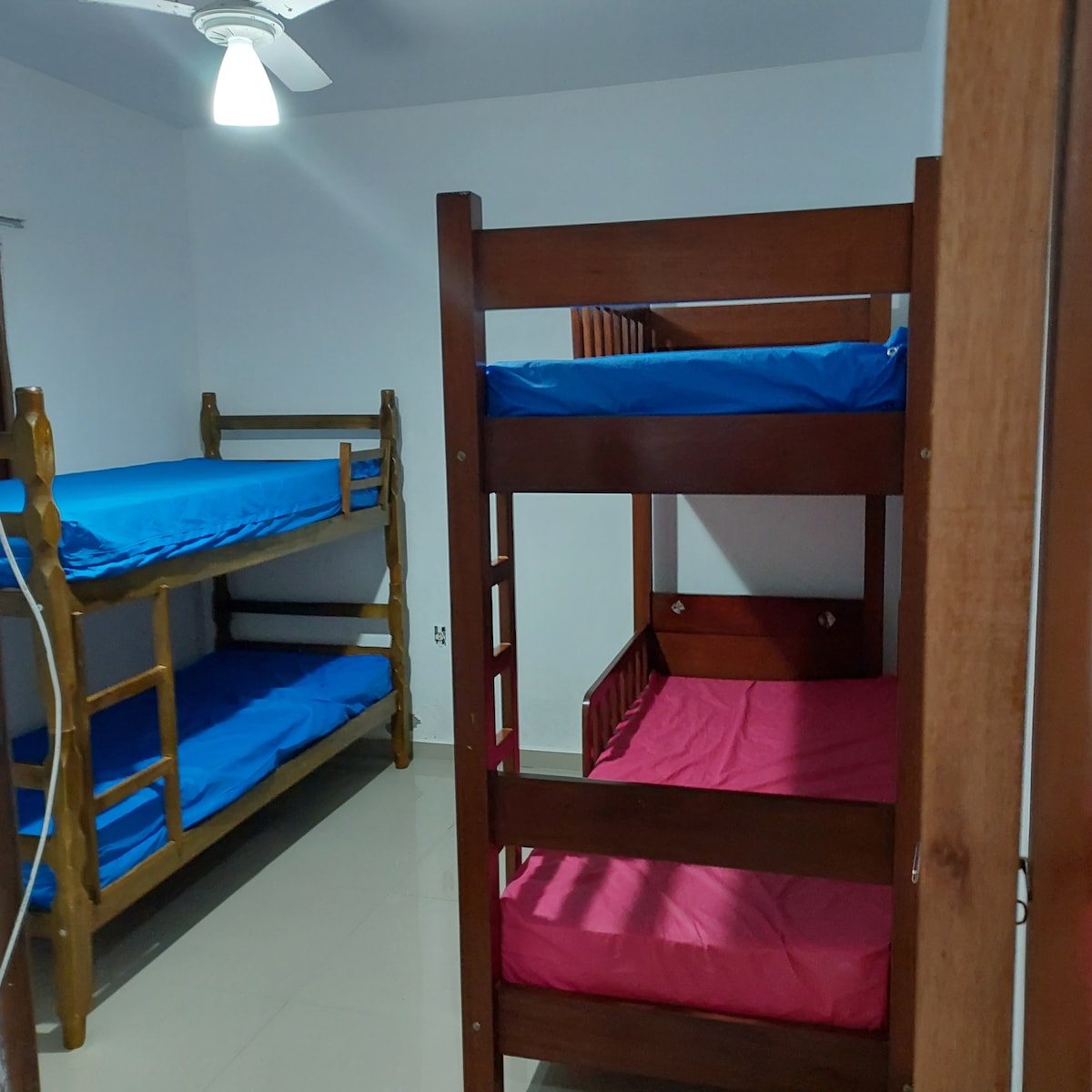 Chambre avec 2 lits superposés