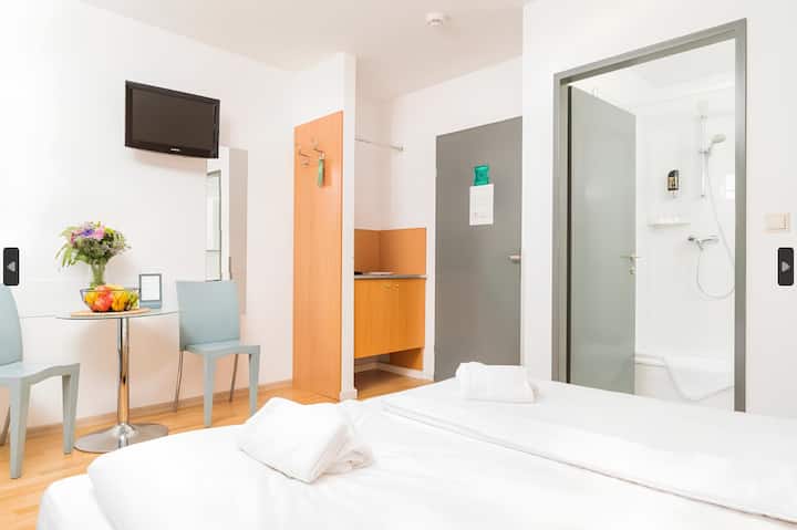 Balcony | 12 Min To Center | Paid Parking Garage - 빈