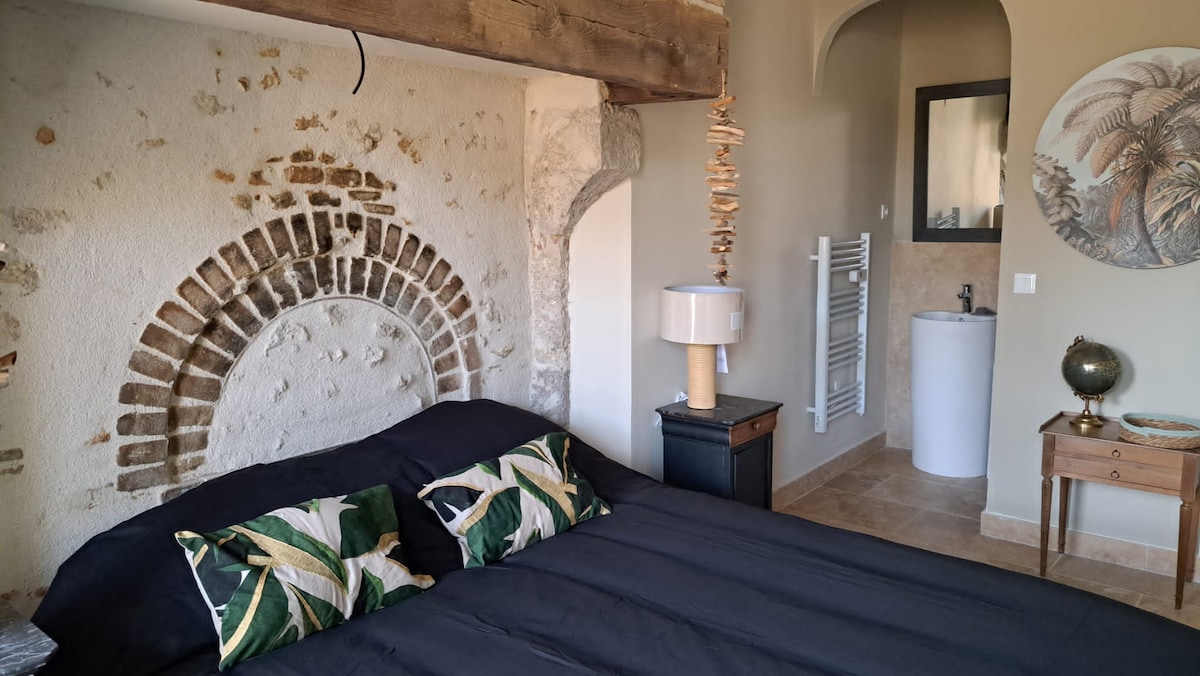 L’authentique - chambre double entrée indépendante wc douche 