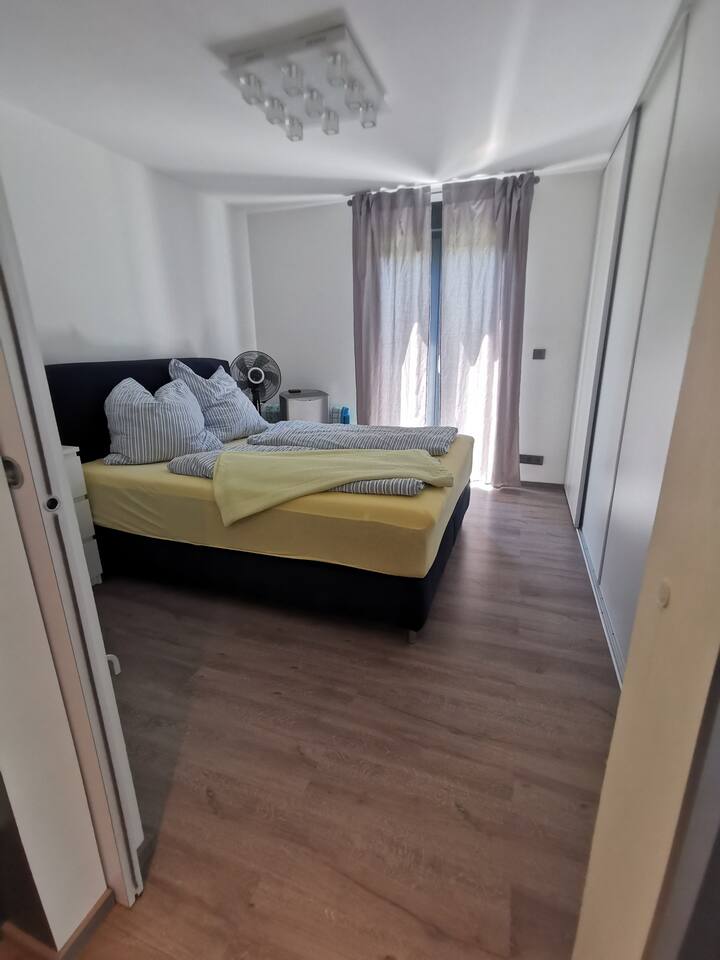 Dhomë gjumi me kuti krevat pranveror, dollap me dhomë të plotë