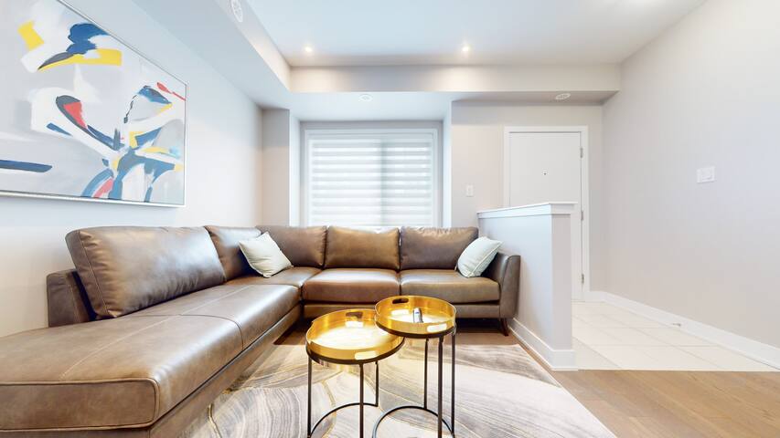 Spacious 5 Bedroom/5 Bath Townhouse gallery image 2