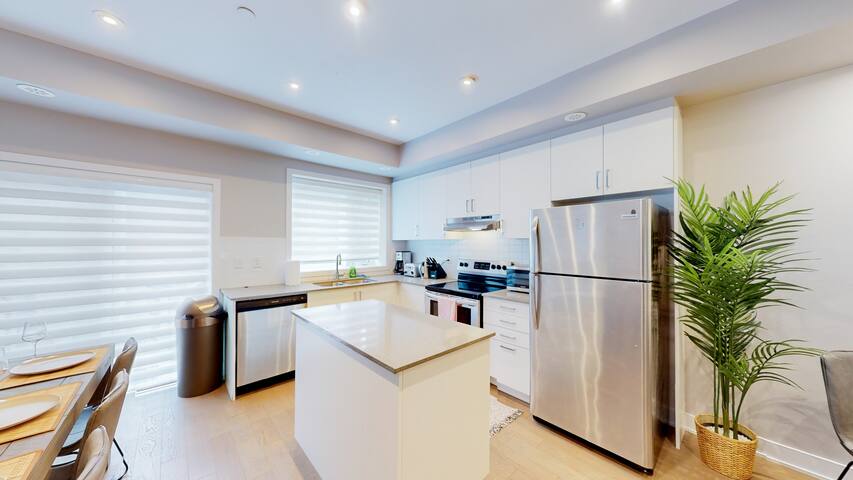 Spacious 5 Bedroom/5 Bath Townhouse gallery image 5