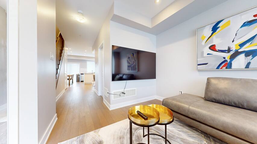 Spacious 5 Bedroom/5 Bath Townhouse gallery image 3
