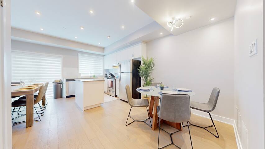 Spacious 5 Bedroom/5 Bath Townhouse gallery image 4