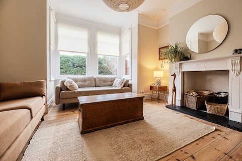 Top Airbnb: Spacious Edwardian 5-bed House, steps from Beach in Broadstairs And St. Peters
