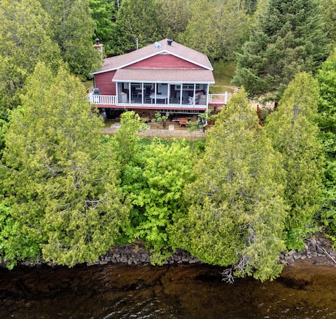 Cape cottage by the lake. 4-season activities!