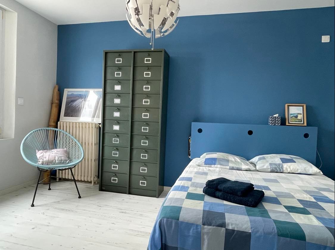 חדר שינה למעלה עם מצעים חדשים בגודל 140 ס"מ עם מצעים חדשים בגודל 140 ס"מ. 