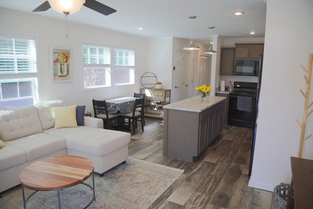 Dhoma e ndenjjes ka elegancë dhe ka një divan me dalje Serta queen, duke kombinuar stilin dhe rehatinë pa probleme.