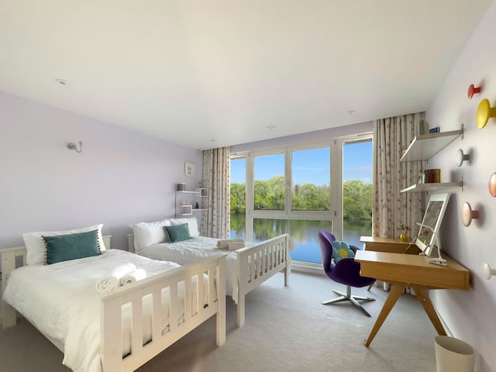 Upozorňujeme, že jedno z oddelených postelí je široké 3 stopy a druhé lôžko je široké 4 stopy, obe majú dĺžku 6,4 stôp.