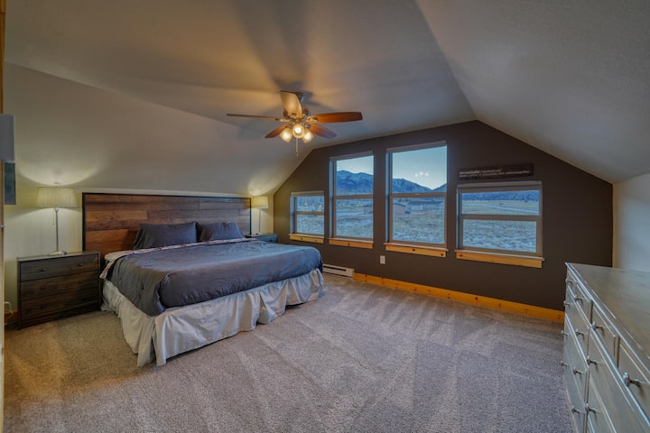 חדר ההרים מקבל את השם מהנוף שאי אפשר לנצח. מיטת קינג סייז, שידה, שידות לילה עם מנורות וארון גדול משלימים את החדר הזה. יש גם כל כך הרבה מקום פנוי כאן! 