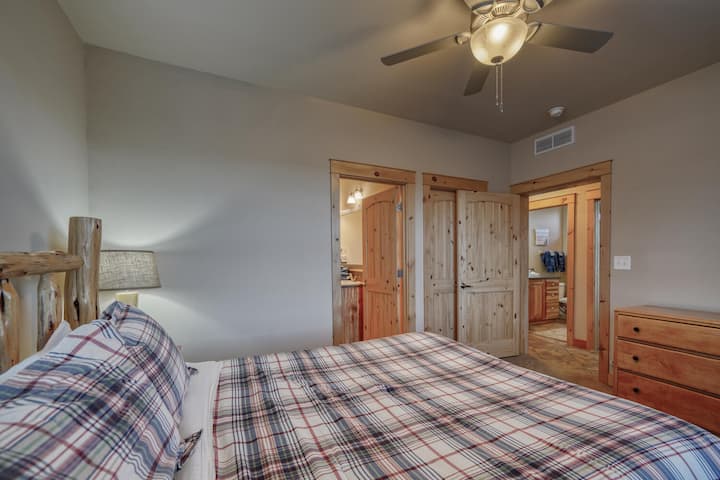 חדר הבקתה ממוקם בקומה הראשונה ויש לו אמבטיה צמודה משלו יחד עם חדר ארונות. 