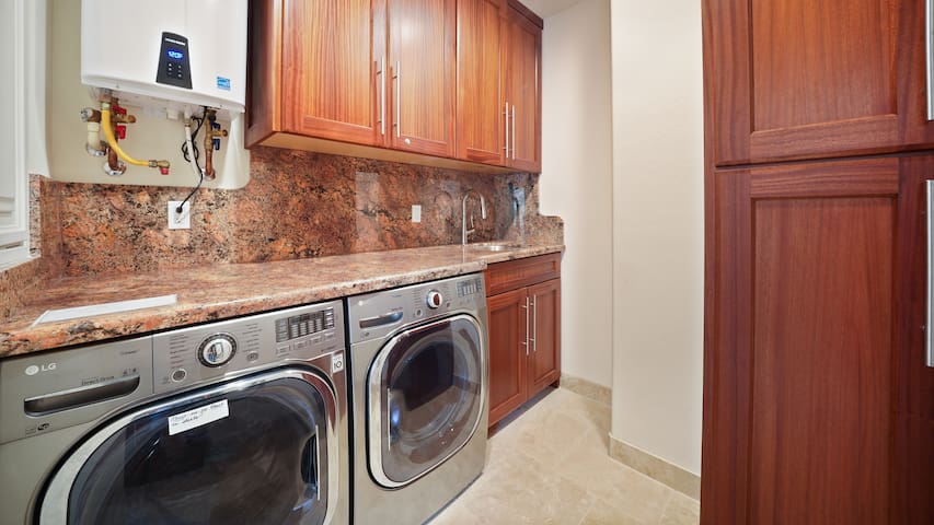 Sky Villa Estate Luxury Retreat gallery image 4