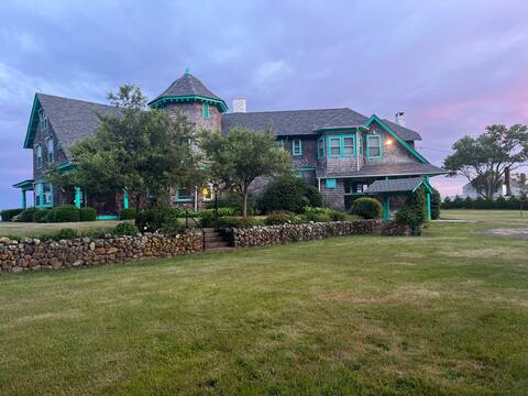 Gracious Beachfront 9 BR Family Home Sleeps 19