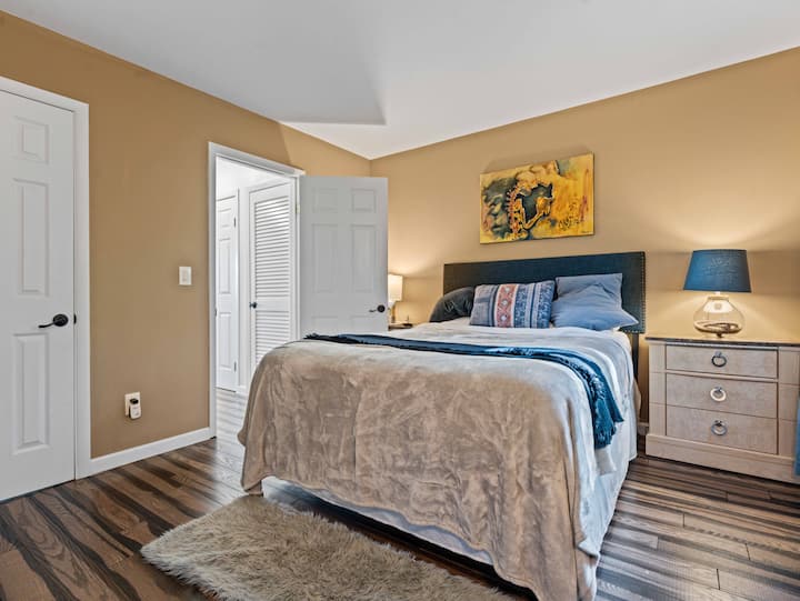 El especioso dormitorio principal cuenta con una cama tamaño queen, un armario de tamaño completo y cajones. Tiene acceso directo a un baño que también tiene otra puerta al pasillo.