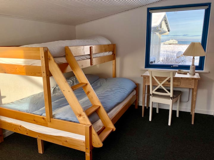 Погледот кон водата и малото пристаниште е повторно во оваа соба - како од работ на креветот, така и од малата работна маса. Во собата има кревет на спрат за три лица, складиште за облека и некои играчки.