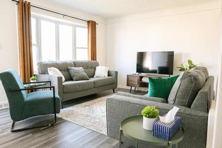 Cozy Cleveland Bungalow - Cleveland, OH
