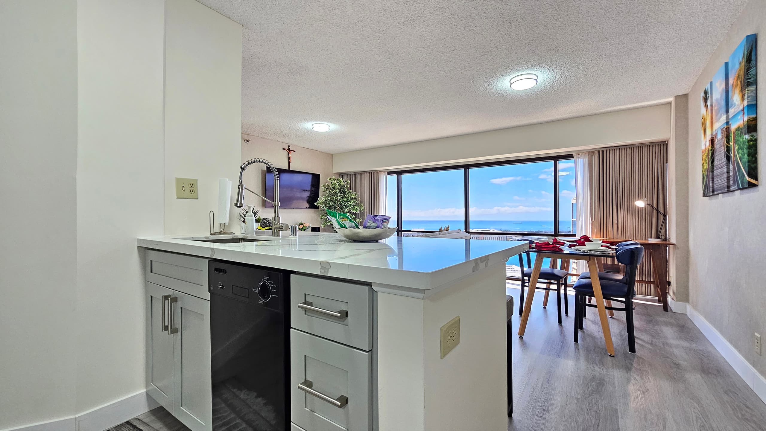 Ocean Views in Down Town - Image 12