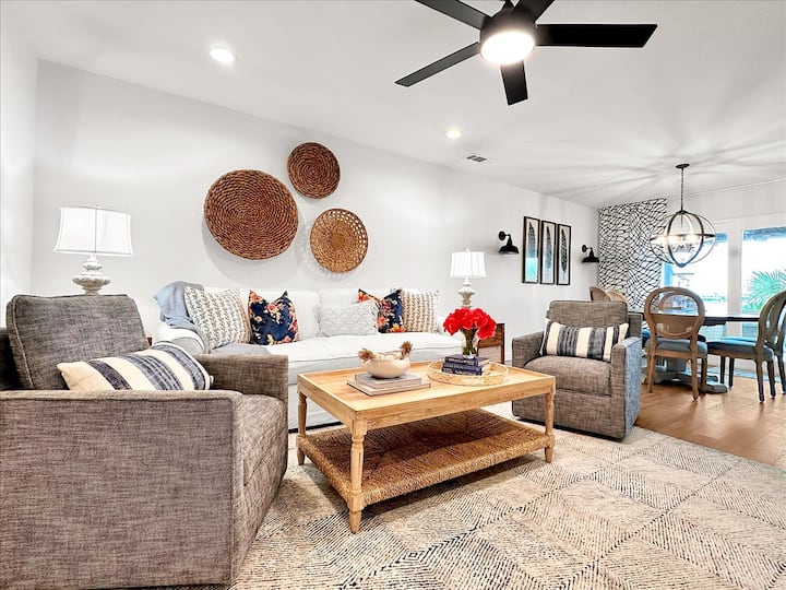 Bayfront Luxury- Walk To Beach! - Gulf Breeze, FL