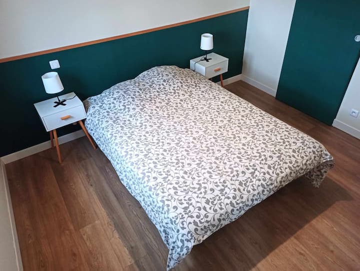 جزء غرفة النوم من الجناح الرئيسي