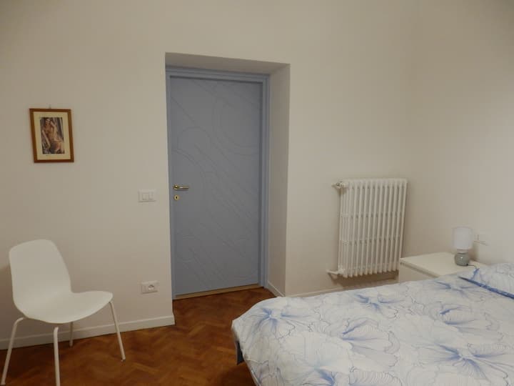 Ოთახი 2: ფართო და მშვიდი, რომელიც ეზოს გადაჰყურებს