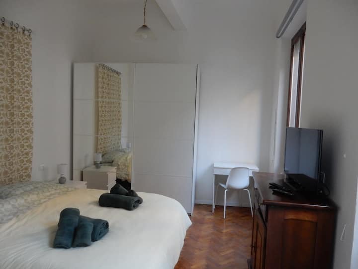 Საძინებელი 1: ფართო და ნათელი სივრცე, გზის პირას. Ფანჯრები აღჭურვილია უშუქო ფარდებით (მაგრამ თუ გსურთ სრული სიბნელე, ოთახი 2 უკეთესია)