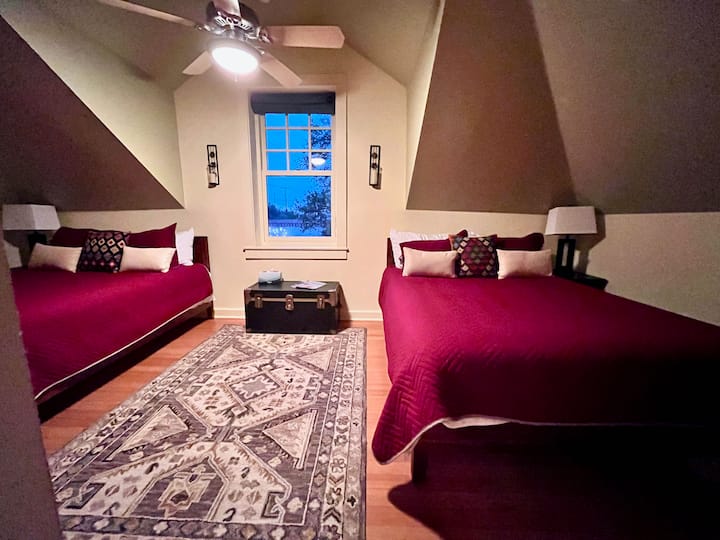 Il y a une deuxième chambre à l'étage avec deux lits Queen Size. La salle de bain est dans le couloir. 