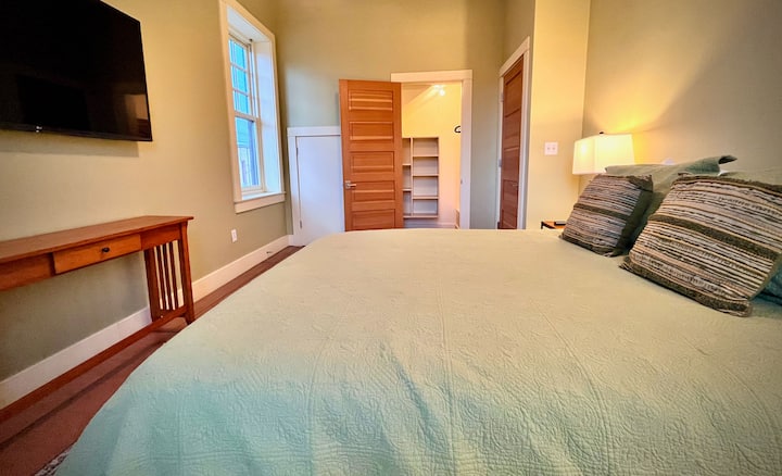 La chambre d'amis au rez-de-chaussée dispose d'un lit Queen Size et d'un grand placard. 