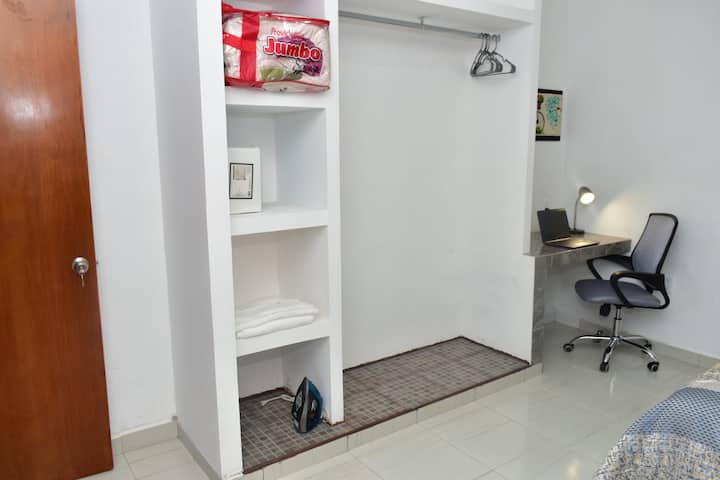 خزانة ضخمة ومنطقة عمل.