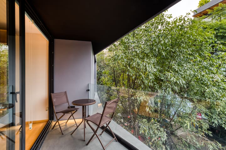 Mr. W | Modern Spacious Apartment gallery image 5