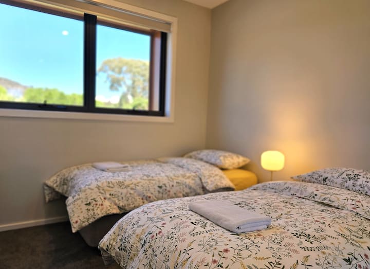 Საძინებელი 3 - დიდი საძინებელი პირველ სართულზე, ჰორიზონტზე მთის ხედებით. 2 ერთადგილიანი საწოლი კარადებით. Საწოლების ალტერნატიული კონფიგურაცია შეიძლება შეიცავდეს. Პირსახოცები და ახალი თეთრეული მთლიანად უზრუნველყოფილია. 