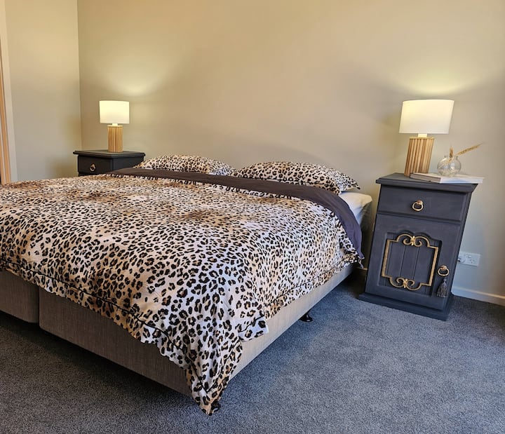 Მთავარი საძინებელი - მთავარი საძინებელი მთავარ სართულზეა, ამიტომ ის ხელმისაწვდომია ძირითადი მისაღები სივრცისთვის. Მთავარი საძინებელი აღჭურვილია დიდი ზომის საწოლით ძალიან კომფორტულ საწოლზე. Მას აქვს უამრავი კარადა და საკუთარი სააბაზანო. 