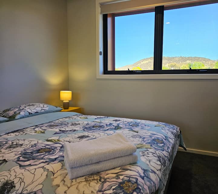 Საძინებელი 2 - დიდი საძინებელი პირველ სართულზე, ჰორიზონტზე მთის ხედებით. Დედოფლის ზომის საწოლი გარდერობით. პირსახოცები და ახალი თეთრეული მთლიანად უზრუნველყოფილია. 