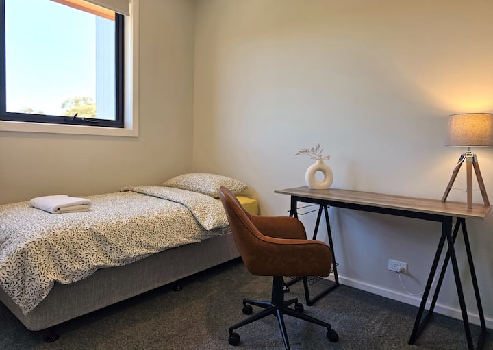 Საძინებელი 4 - მრავალფუნქციური დანიშნულება სასწავლო მაგიდით და დამატებითი საწოლით 